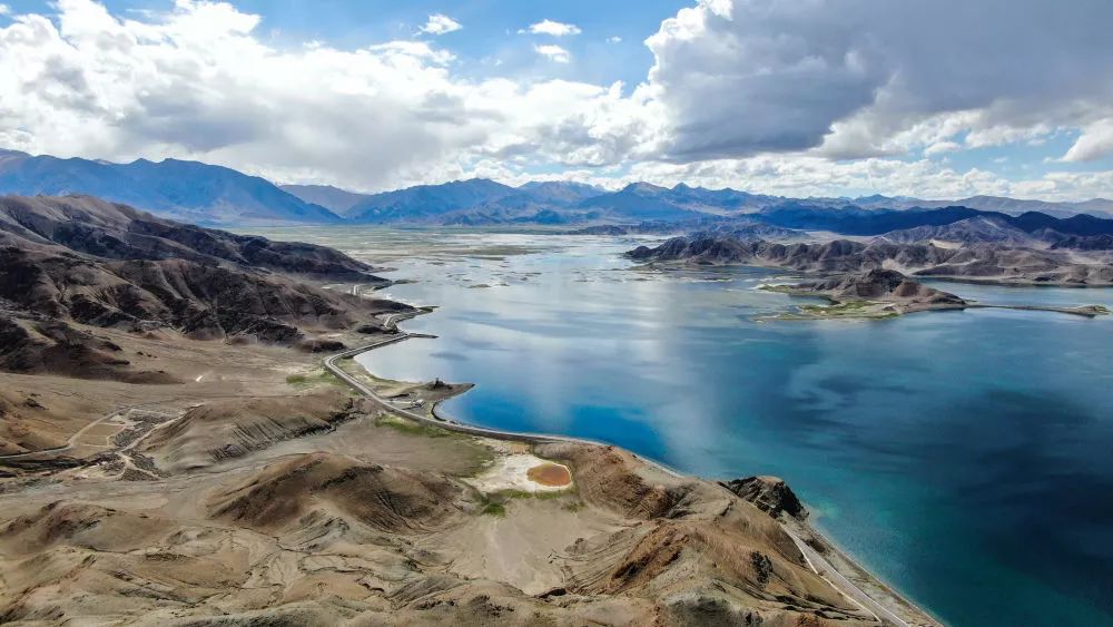 西藏阿里地区日土县境内的班公错.新华社记者 晋美多吉 摄