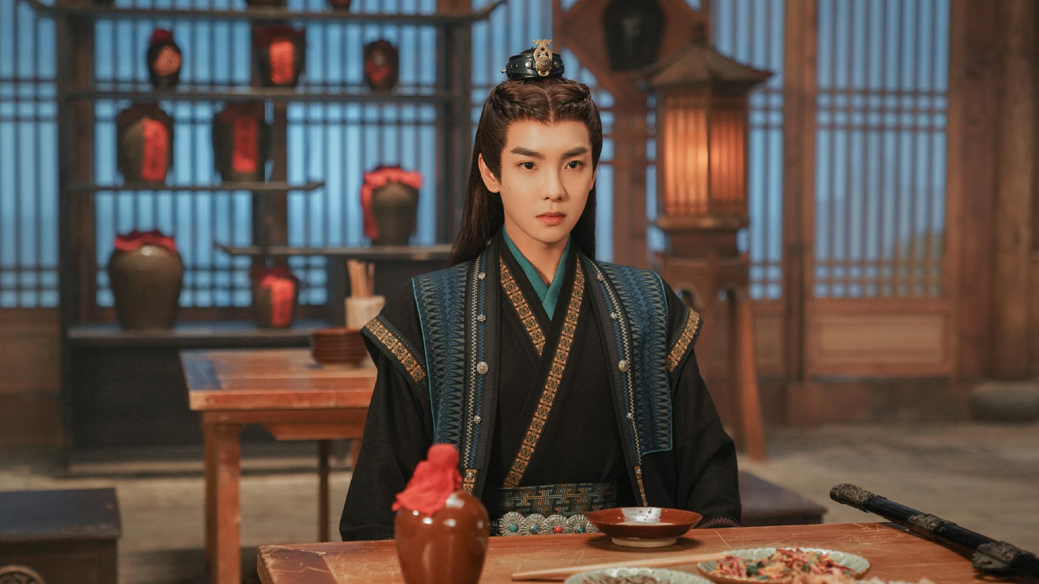 演员郑繁星在古装武侠言情剧《明月曾照江东寒》正式亮相,由他饰演的