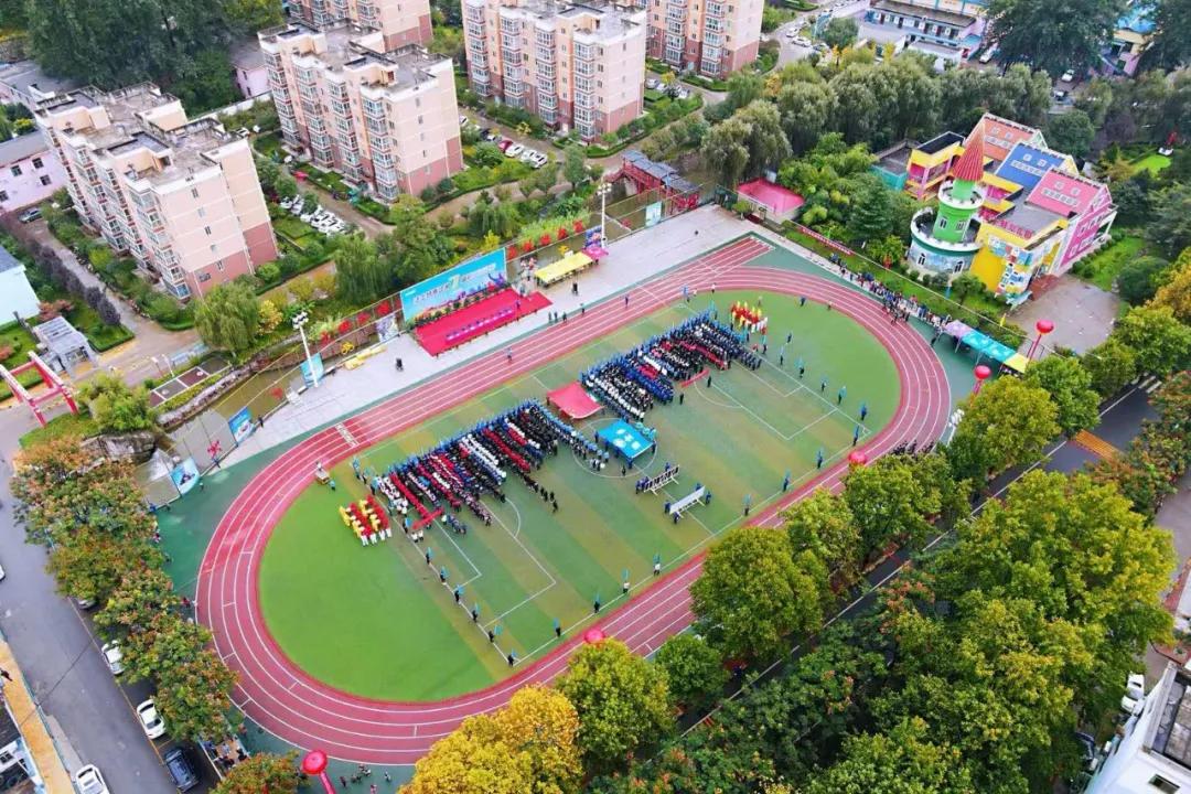 ",彩烟直冲云霄,划出绚丽的七彩长虹,白鸽腾空而上,观众掌声雷动,在场