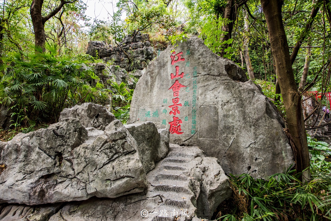 桂林核心景区叠彩山是欣赏城市景观的绝佳之处主峰只有73米