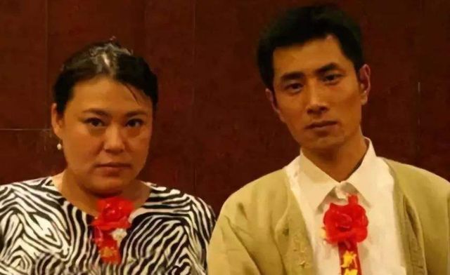 50岁李菁菁高调秀恩爱与小21岁90后老公贴脸合影好似母子同框