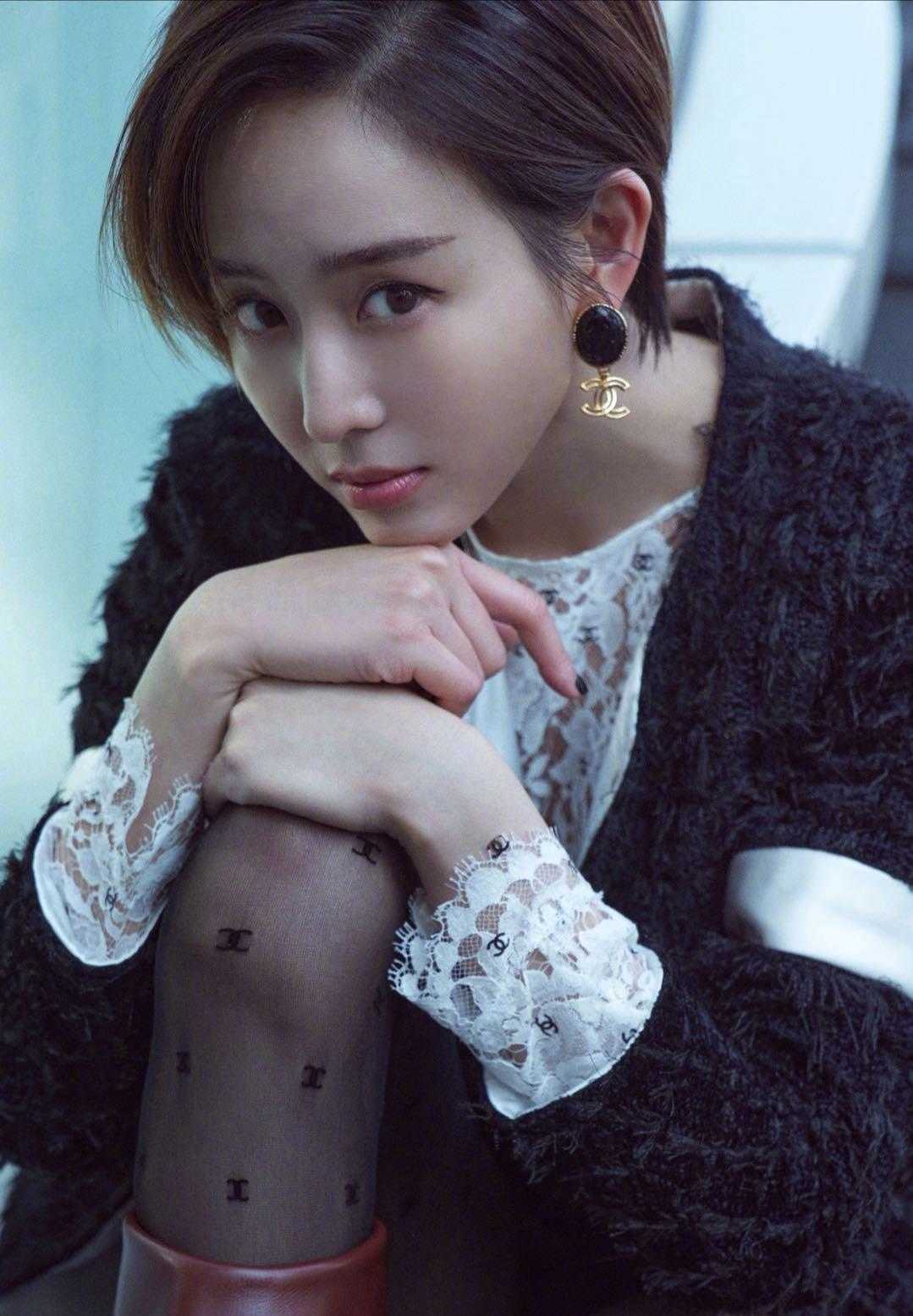 张钧甯的黑丝造型太惊艳配小香风外套短裤短发仍然是万人迷