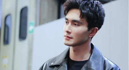 他曾当过快递小哥,因颜值高进入娱乐圈,如今逆袭为“大众男神”休闲区蓝鸢梦想 - Www.slyday.coM 他曾当过快递小哥,因颜值高进入娱乐圈,如今逆袭为“大众男神”休闲区蓝鸢梦想 - Www.slyday.coM