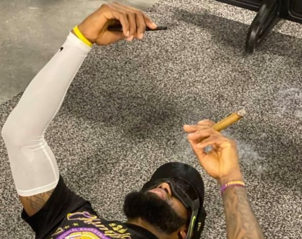 詹姆斯发布会抽大雪茄高喊:妈妈!霍华德 湖人励志猛男赤膊上阵