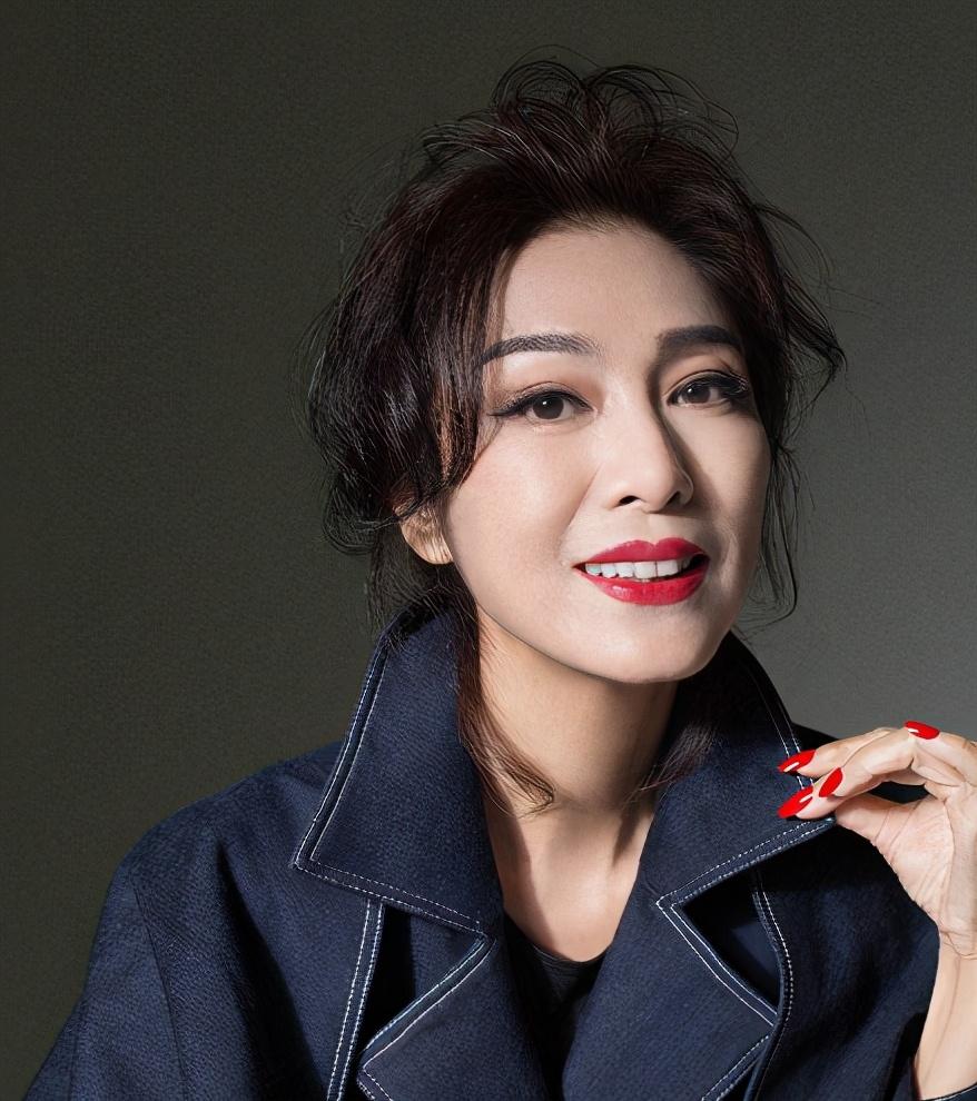 65岁米雪晒运动照纯素颜古铜肌精力充沛身材不输20岁少女