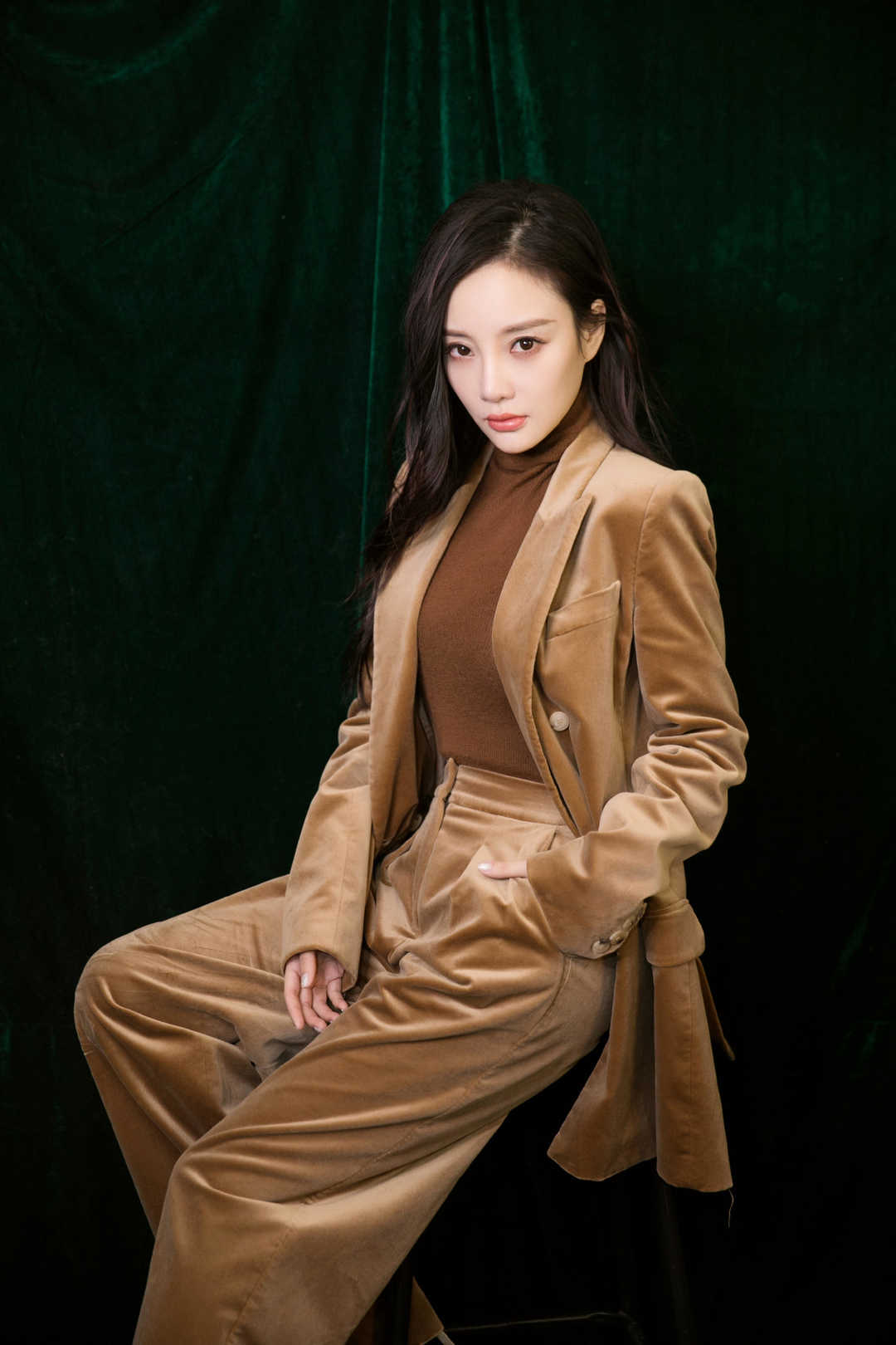 李小璐真懂"心机"搭配,深v领连衣裙突显身材,撩人气质太绝了|李小璐|v