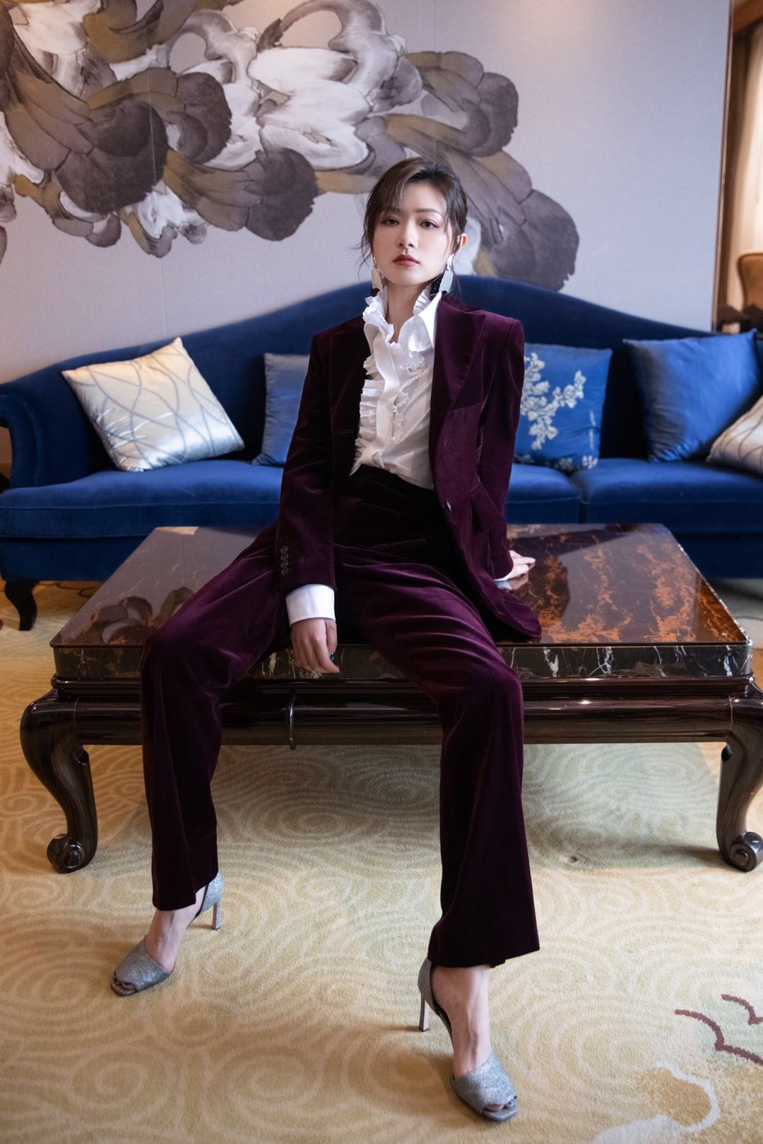 万茜秋冬造型有点大气酒红色职场范儿不规则半裙最有女人味