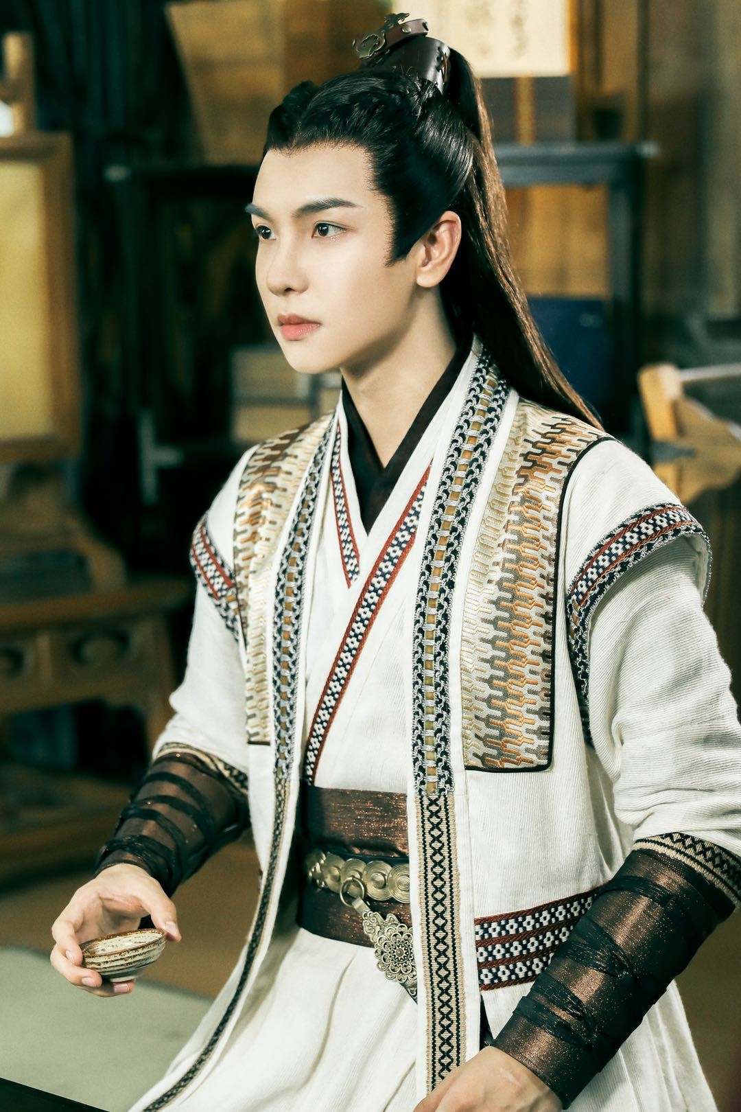 演员郑繁星在古装武侠言情剧《明月曾照江东寒》正式亮相,由他饰演的