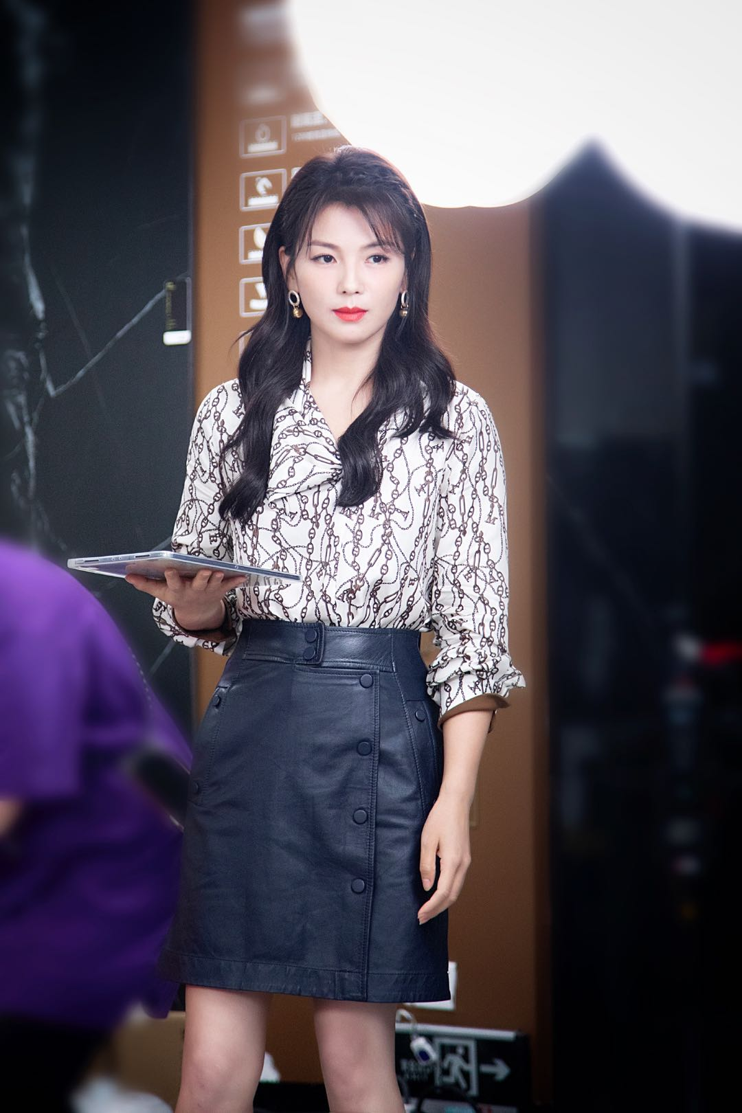刘涛直播也穿得很高级印花衬衫配皮裙气质女神真有品位