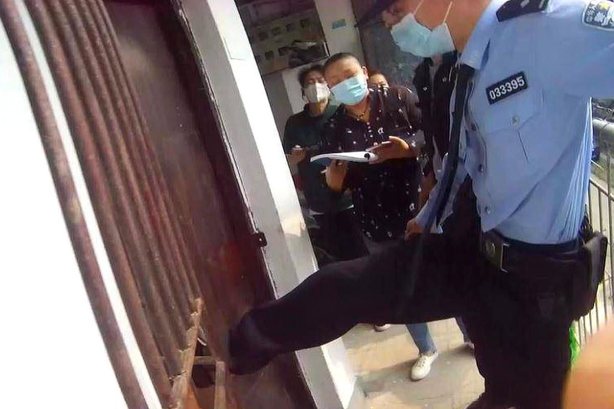 六旬独居老人家中摔倒,民警飞身踹门紧急救助,是咋回事