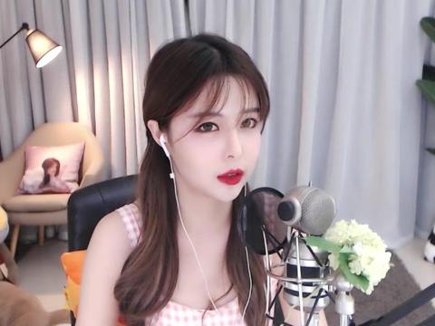 斗鱼350w粉女主播苏恩被封!半夜忘关摄像头,水友疯狂录屏
