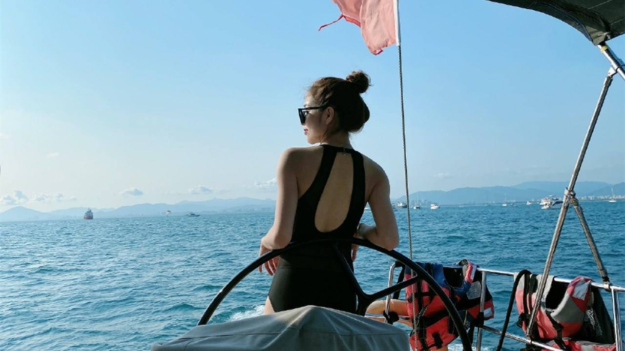 刘思瑶太不老实,参加线下见面会却躲避镜头,害怕真容曝光?