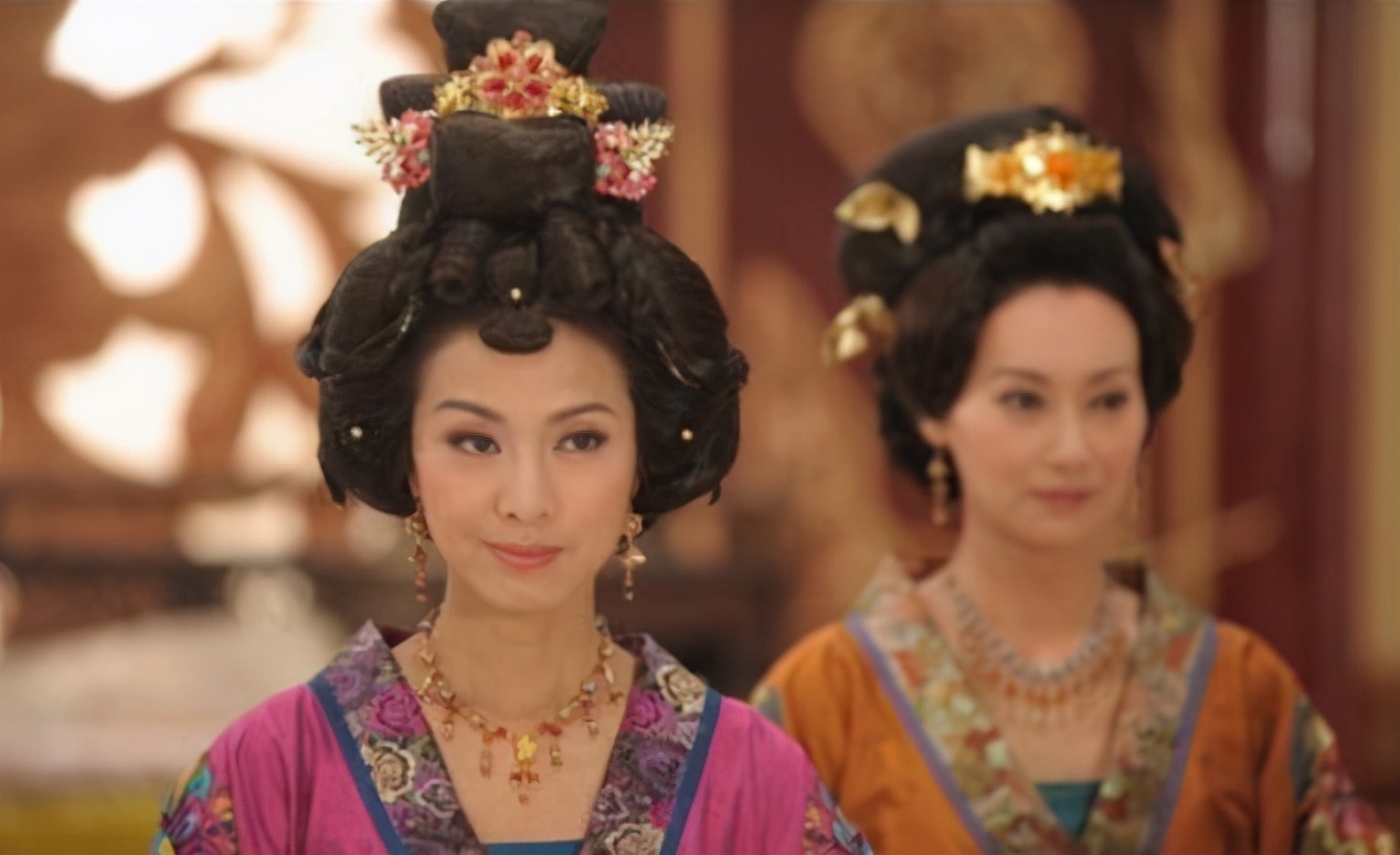 65岁米雪晒运动照纯素颜古铜肌精力充沛身材不输20岁少女