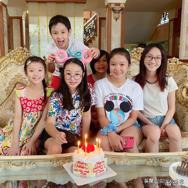 当然,这次终究也是属于林丽吟的生日,在小孩子的热闹过后,吴尊和妻子