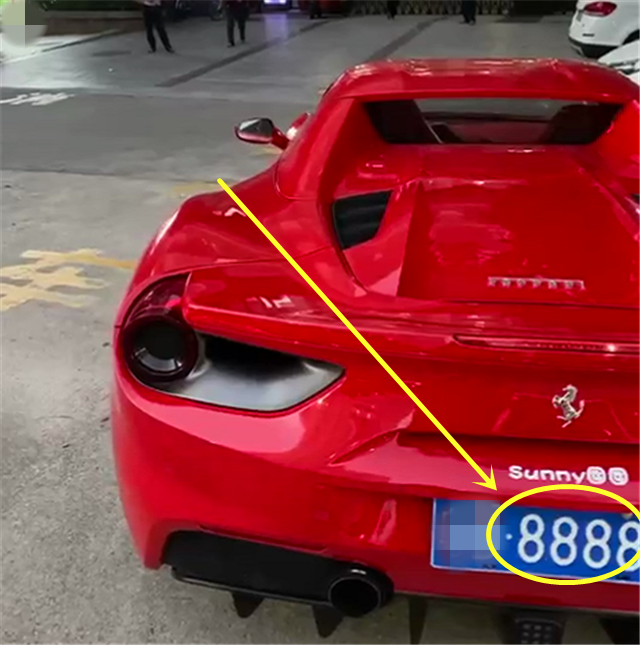 法拉利488挂财神牌车牌8888值6位数还和发是谐音