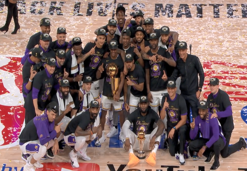 正文             詹姆斯抱着总冠军和fmvp的奖杯在浓眉身边,而浓眉也