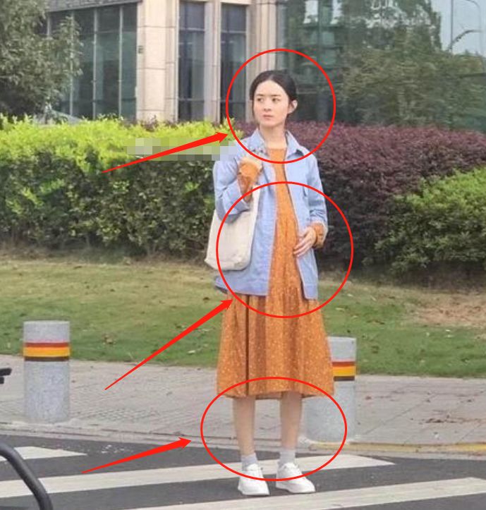 赵丽颖新戏路透曝光,穿孕妇装过马路,生图下真实腿围却太抢镜了