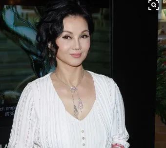 今天我们要讲的事情并不是关于谢玲玲的一些演艺事业,而是关于她的