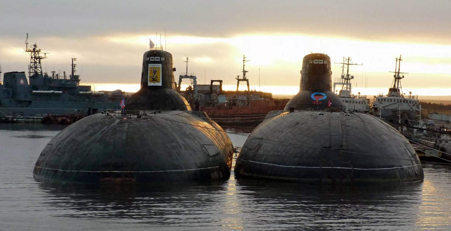 小堆核潜艇图片