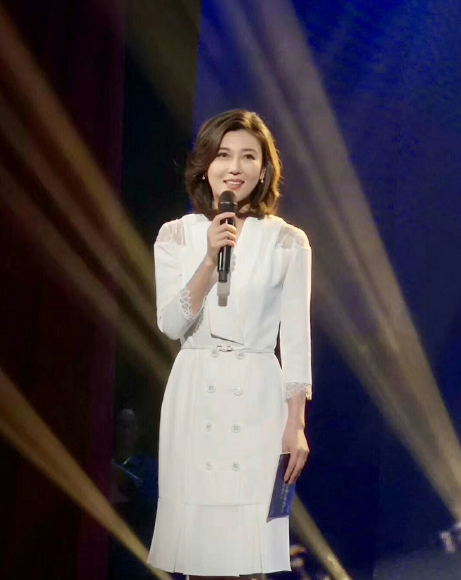 央视女神李红归来颜值再攀高峰,亮紫色西装配齐肩内卷,优雅大气