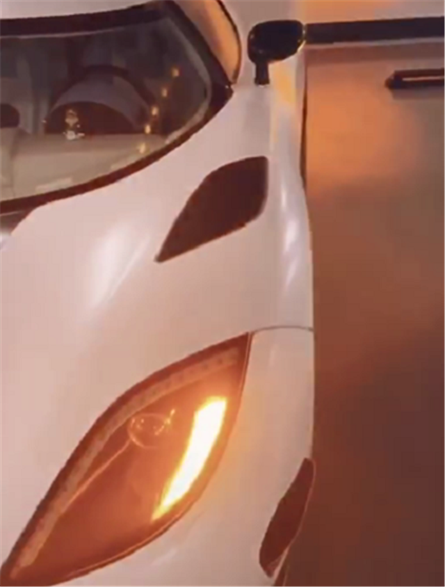 不能进上海市区的柯尼塞格挂沪c牌停车占两车位车主不简单