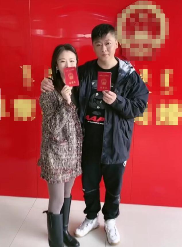 《乡爱》"谢永强"喜当爹!娇妻穿紧身衣孕肚明显,素颜气色红润