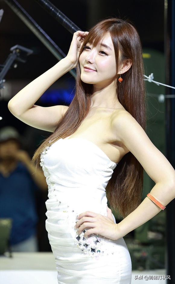 雪白长发美女车模崔瑟琪