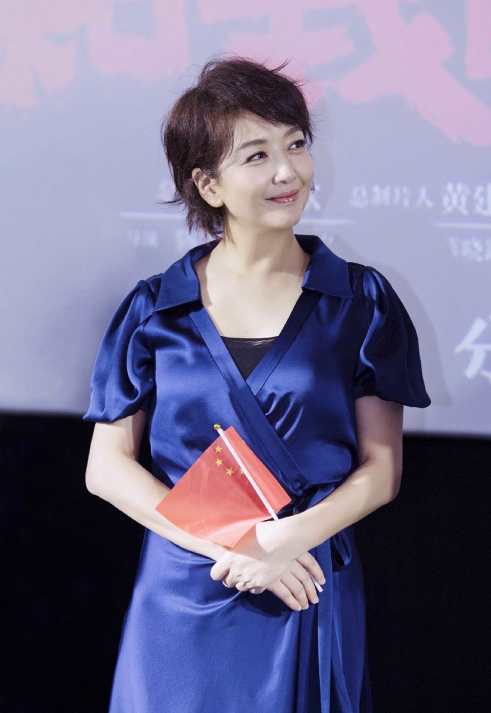 江珊身材曲线没走样,穿紧身衣配拖地半裙走红毯,气场全开有韵味