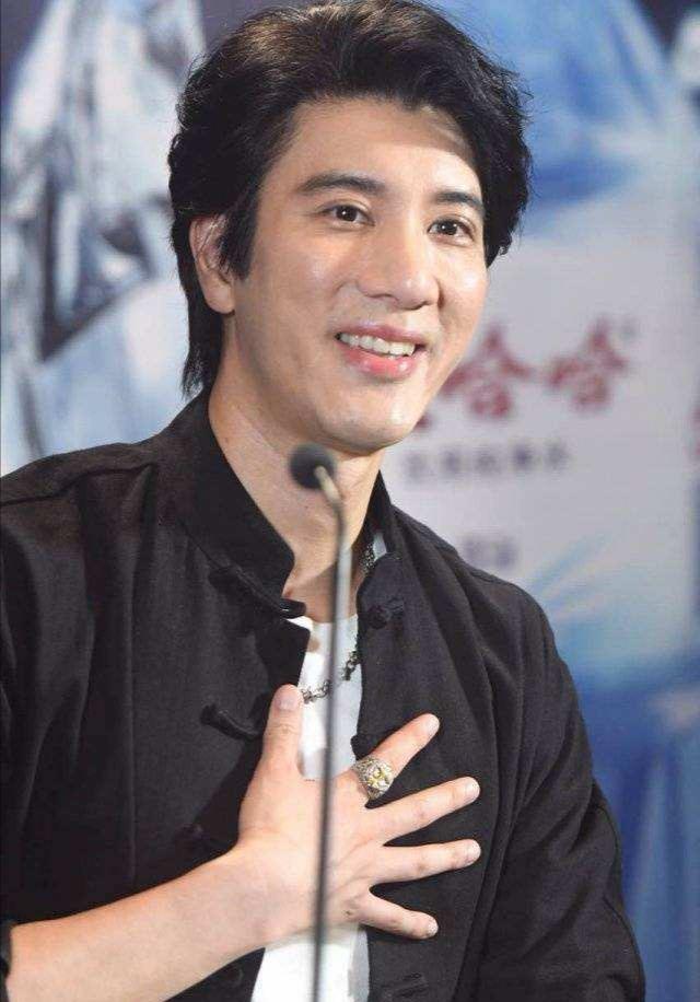 40岁谢霆锋和44岁王力宏,最近同台演出,王力宏肉眼可见苍老