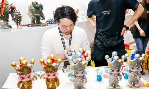 正文  近期,北青-北京头条记者邮件采访了日本潮玩设计师大久保博人