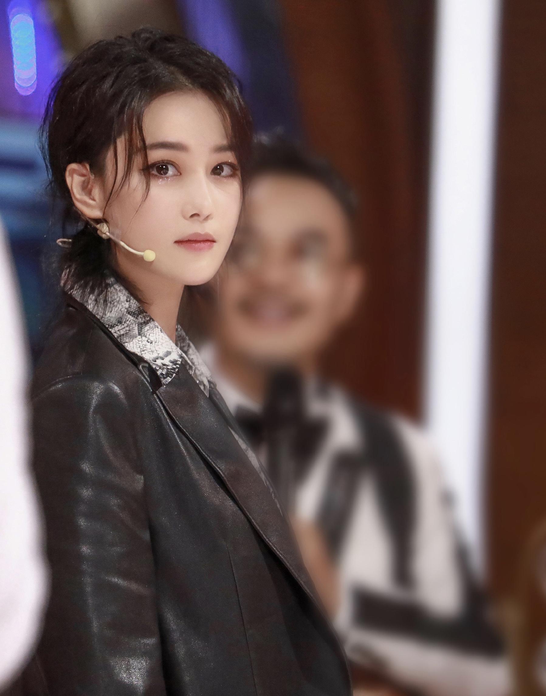 婚后的张馨予大变风格,走起了帅气风