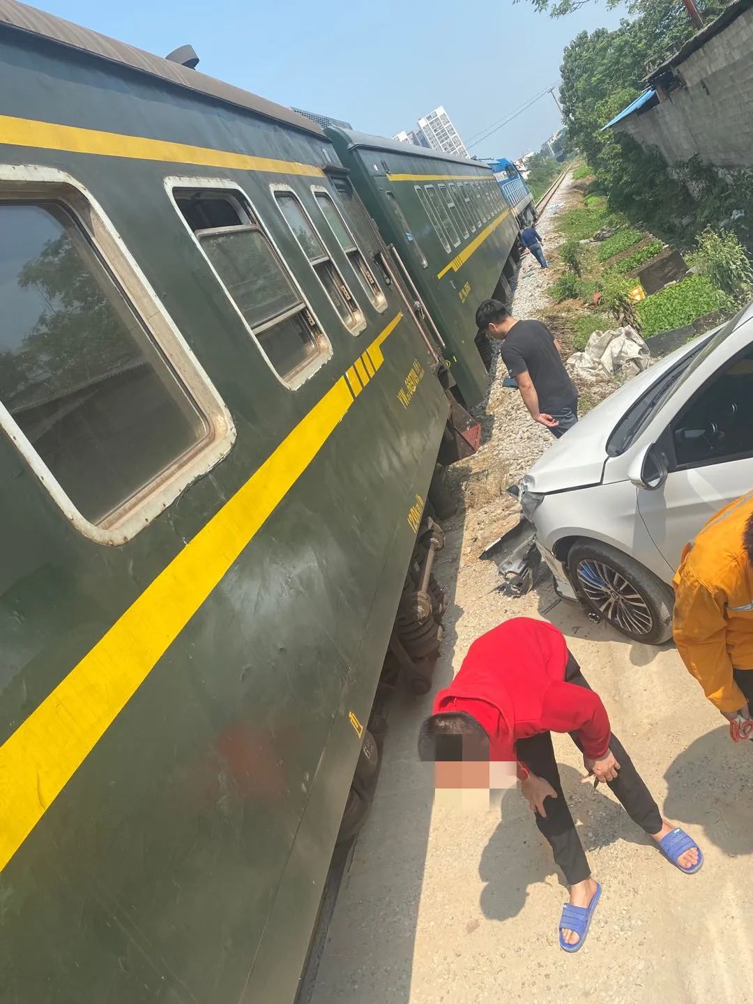 现场拍摄的视频显示,相撞的是一辆白色的新能源小轿车和一列绿皮火车