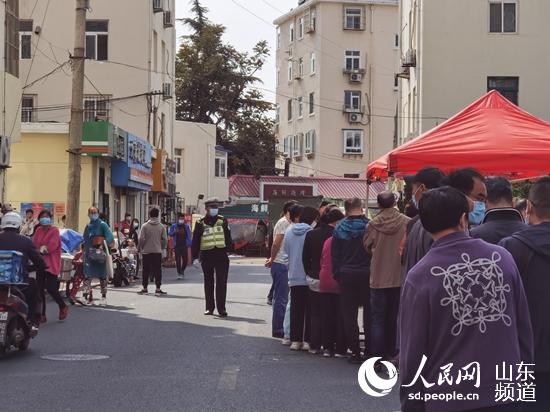 公安民警维护秩序。（摄影人民网刘颖婕）