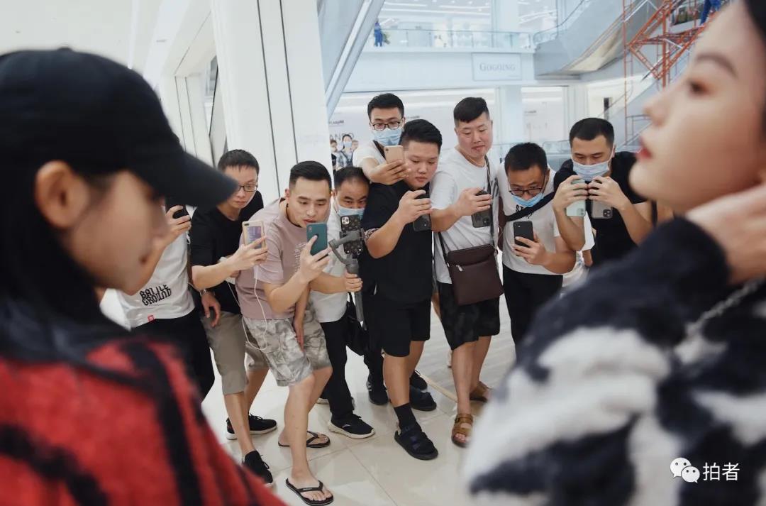广州服装批发市场：草根走播与网红主播的带货江湖