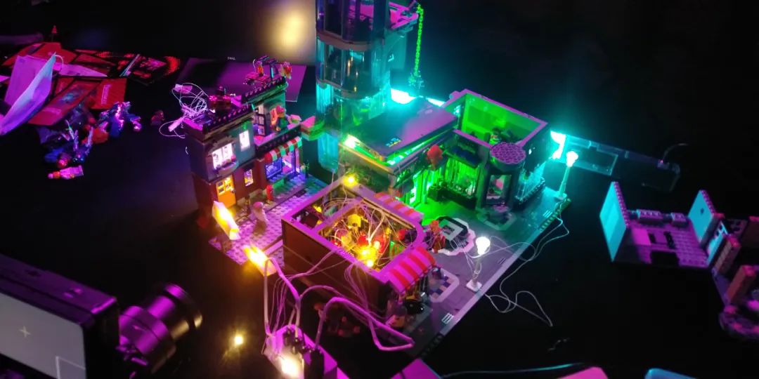 我们用乐高积木搭了一座赛博城市