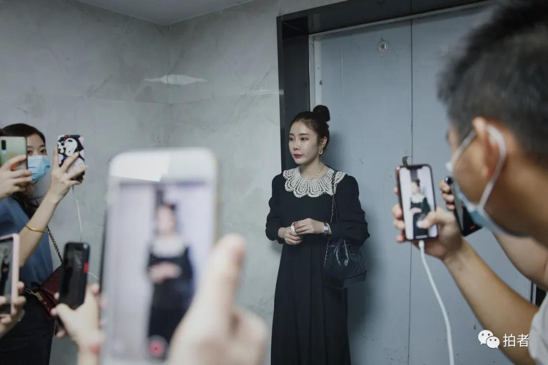 △9月23日，网红韩国主播每天4个小时的直播结束准备离开，“蹭”播者仍围着她拍“视频段子”。