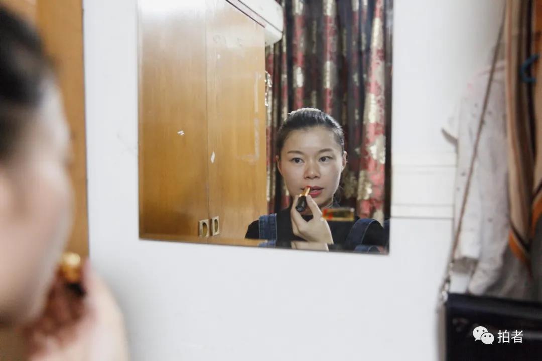 △9月25日，卜桐出门前化妆。