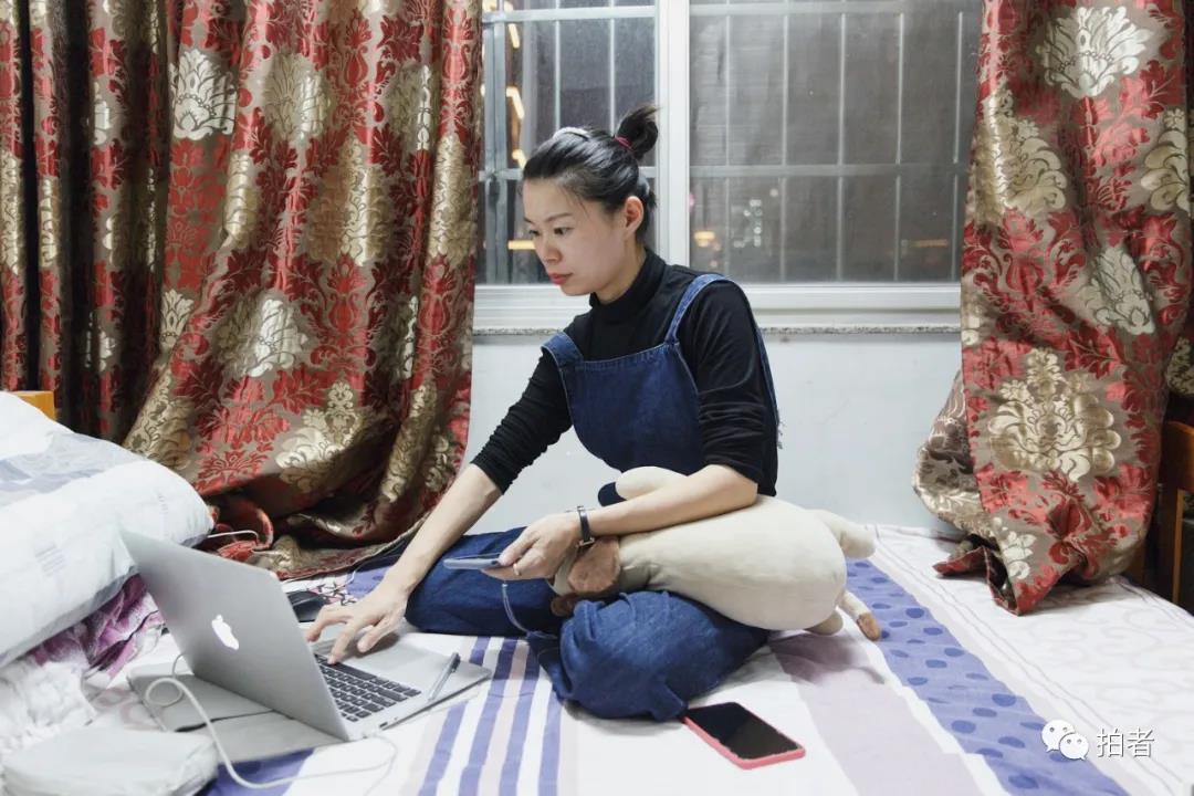 △9月25日晚，卜桐在出租屋内分析一天的数据。这间出租屋为日租房，一天60块钱。