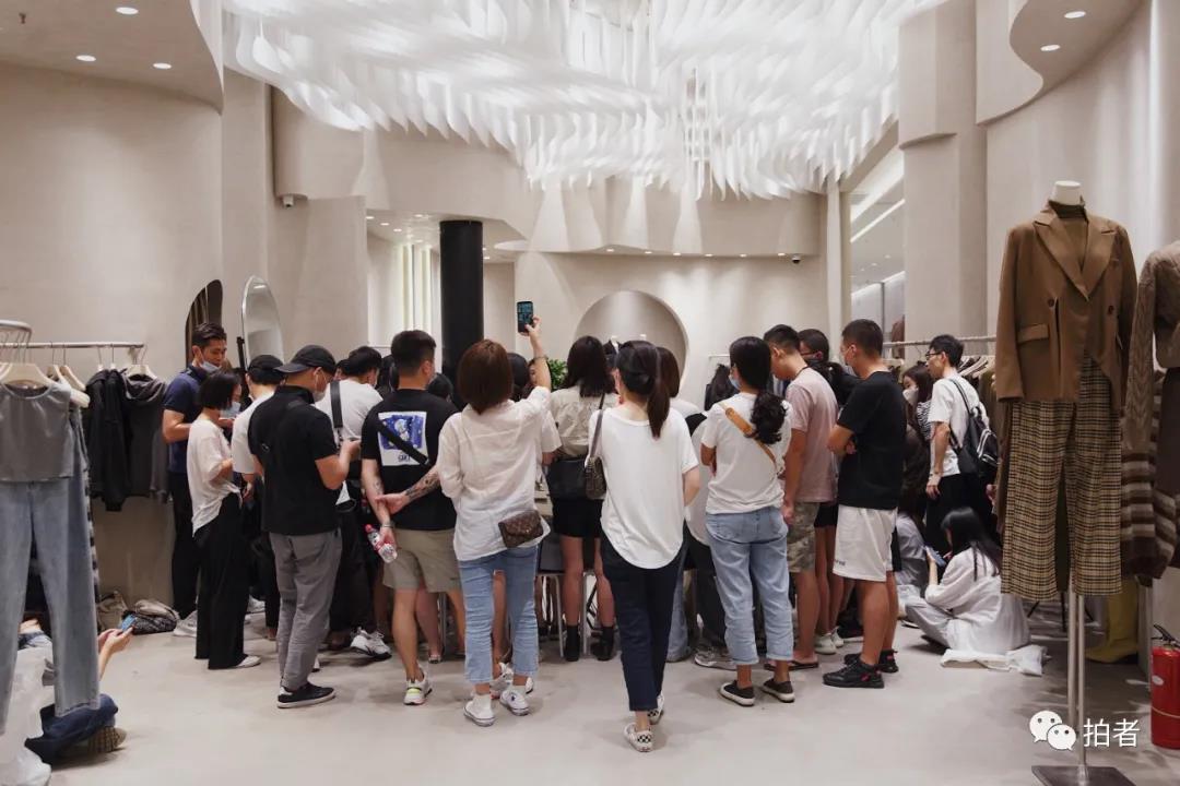 △9月25日，广州ARAapM服装批发市场里，前来“蹭”播的“走播”们将一名网红包围。