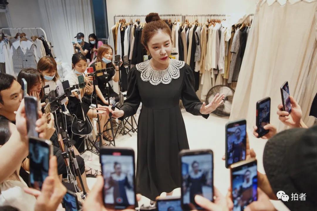 △9月23日，广州十三行服装批发市场，一家档口的网红韩国主播开播，前来“蹭”播的人们围着她拍摄“视频段子”，这是一种可能实现快速增粉的途径。他们中的部分人固定只做这家档口的带货直播，日销量能过千。