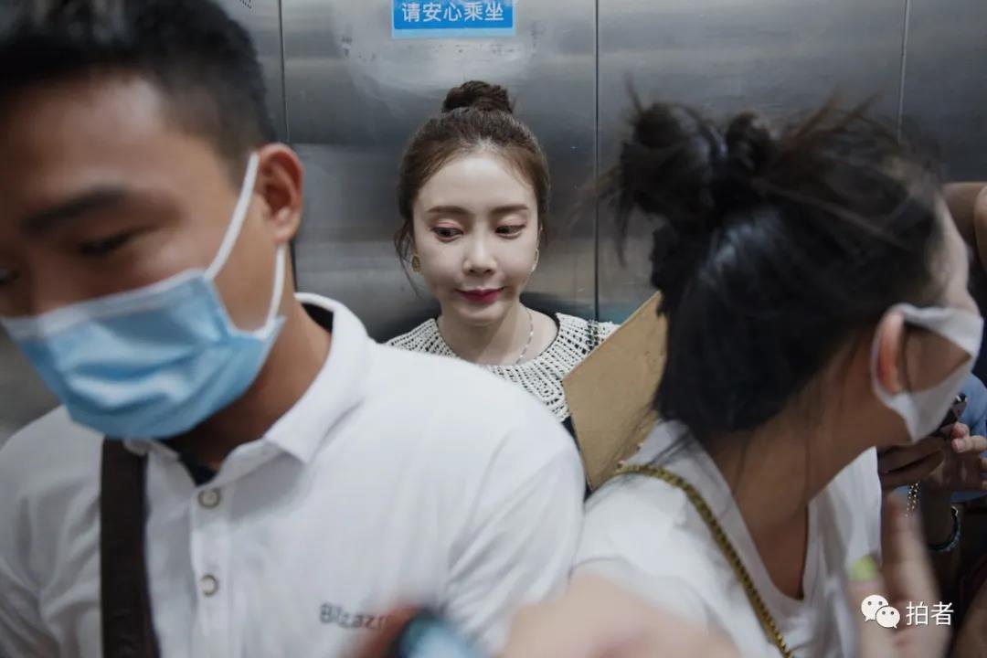 △9月23日，广州十三行服装批发市场，挤在人群中准备坐电梯下楼离开的网红韩国主播。