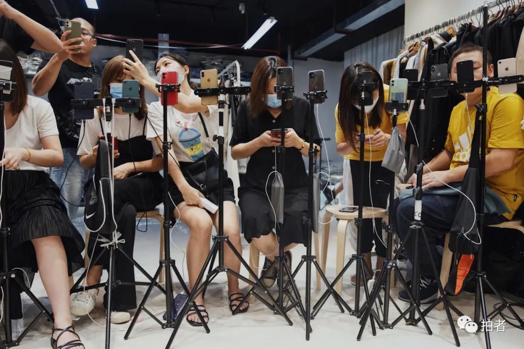 △9月23日，广州十三行服装批发市场一家档口内，部分等待网红主播开播的“走播”们。