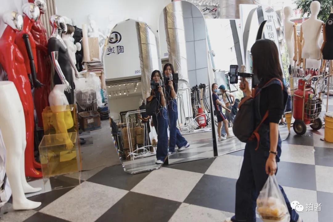 △9月25日下午，卜桐来到另一家服装批发市场，一路上，她的直播一刻不停。