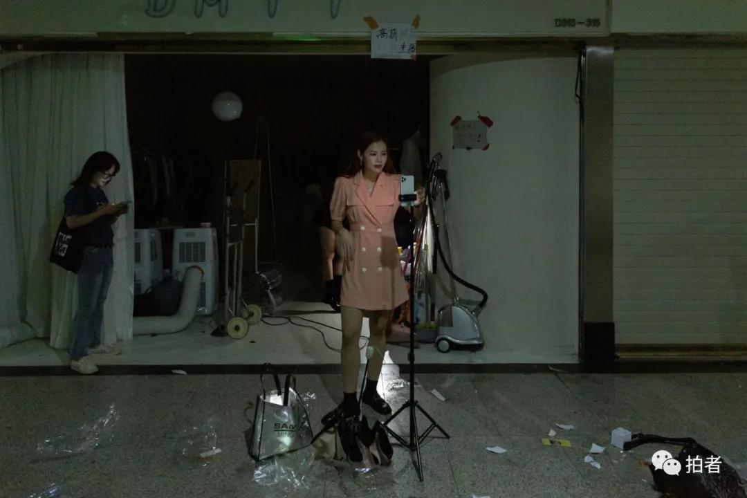 △广州各大服装批发市场里，进行直播带货的主播们。