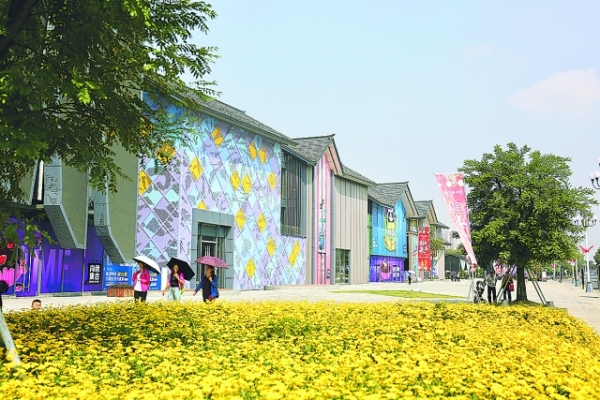 整洁靓丽的梵华里小镇商业街区.(资料图片)