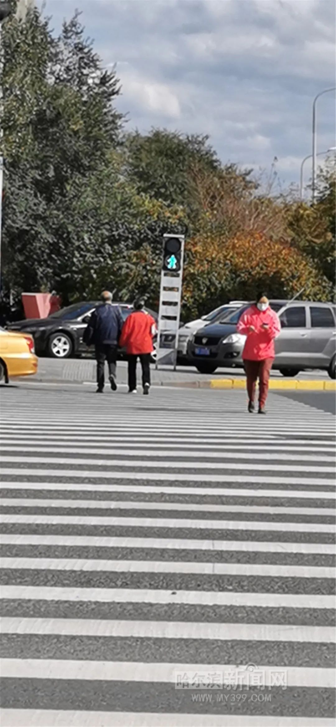 哈尔滨行人过马路闯红灯会被"晒脸"|抓拍信号灯亮相街头