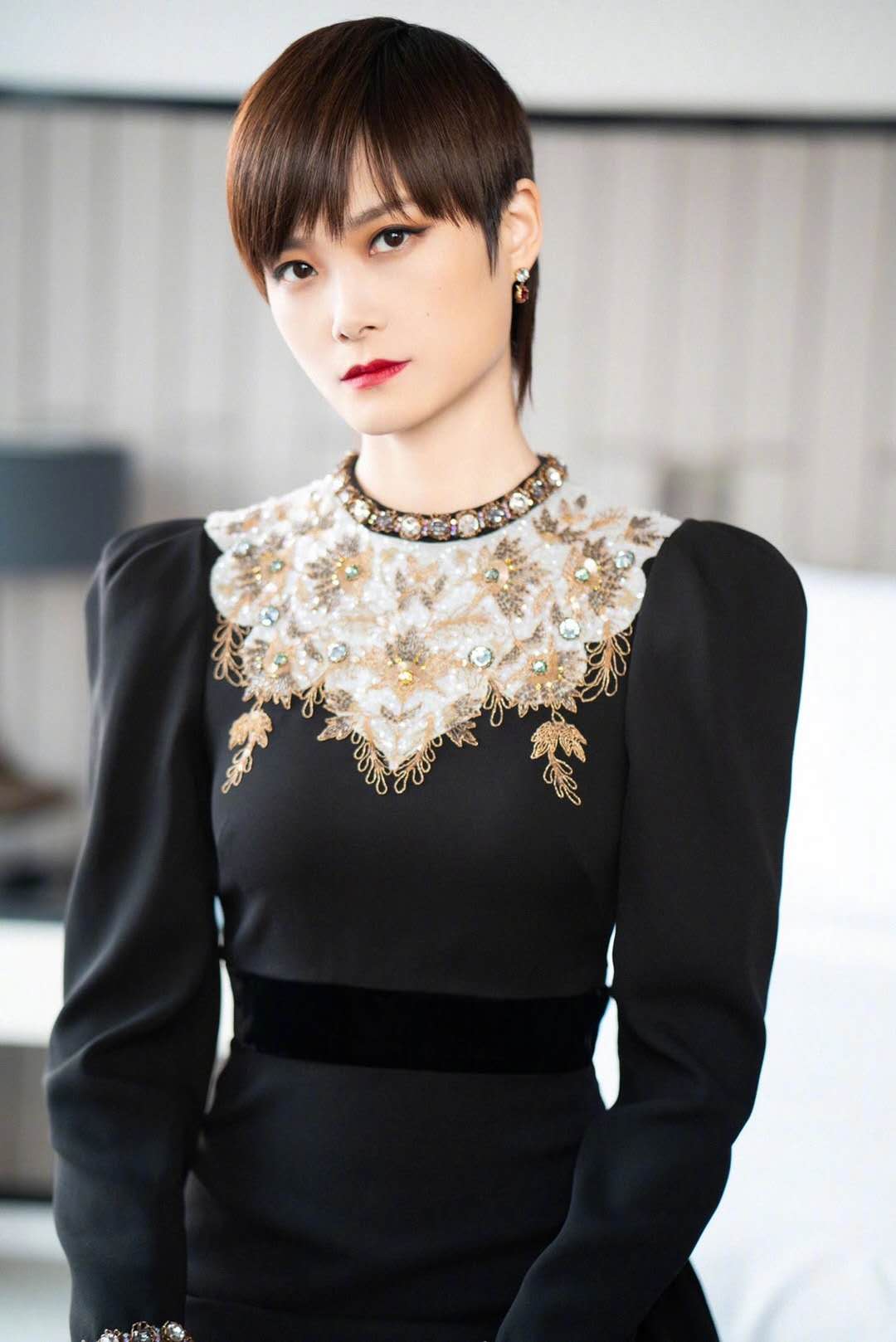 李宇春身着黑色礼服长裙 短发造型更帅气!