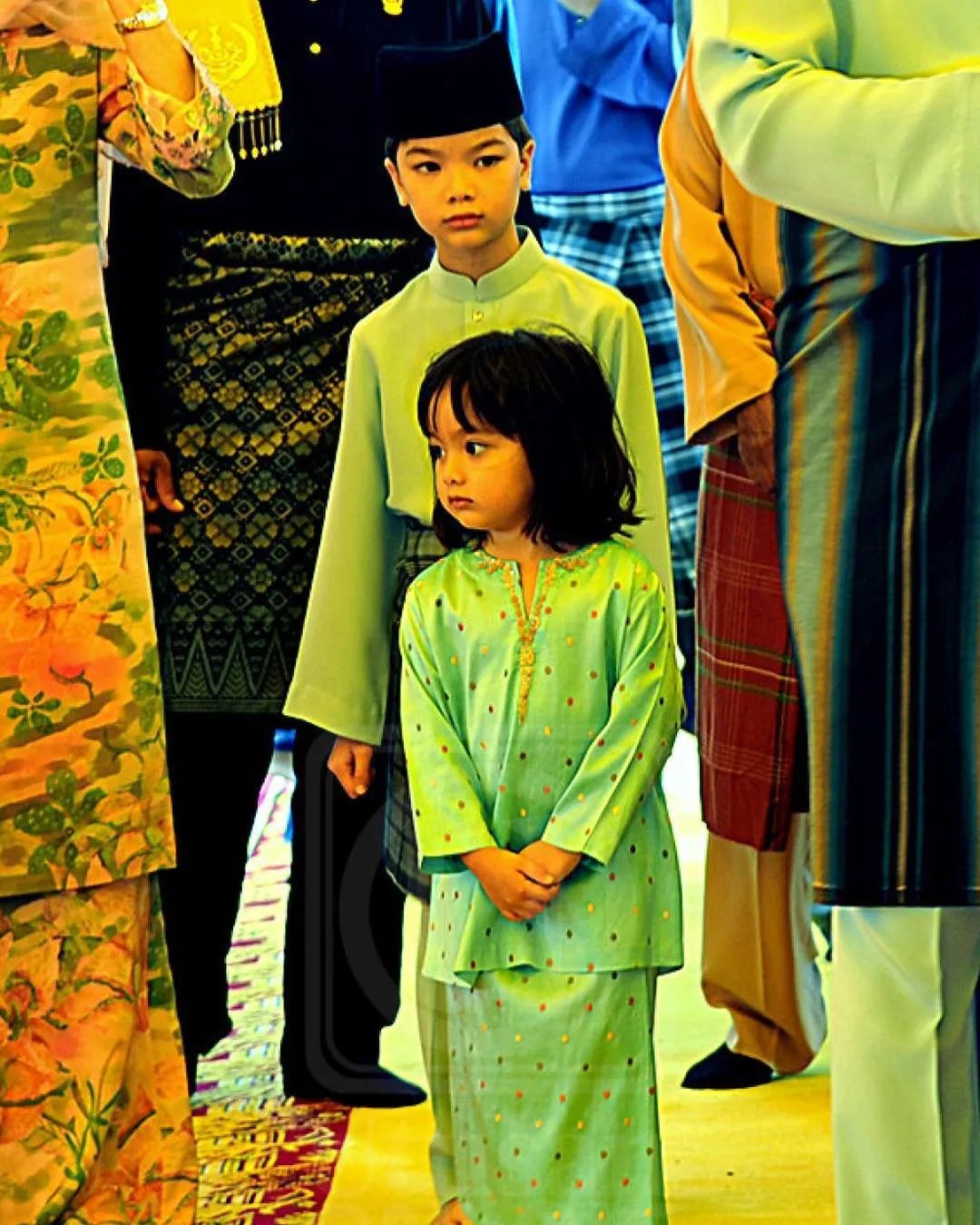 9岁马来西亚公主厌世脸爆红国际,娘胎自带奶凶气质:别惹公主不高兴|小