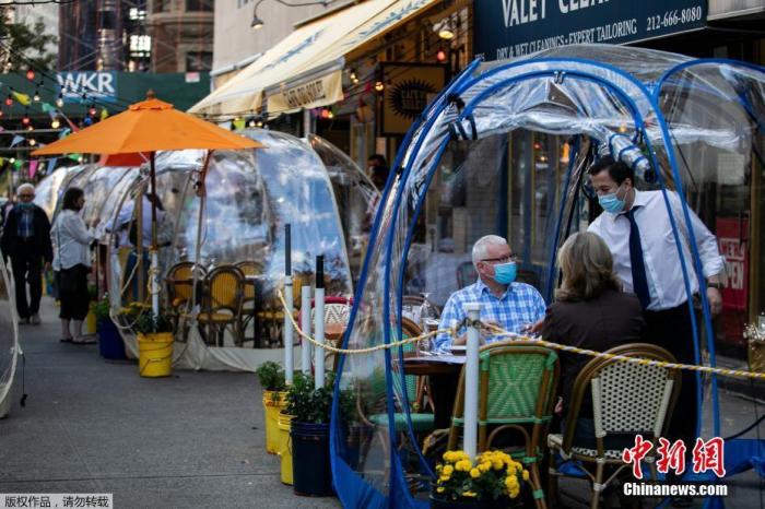 当地时间9月23日，美国纽约市曼哈顿区一家商铺推出“泡泡帐篷”以增加顾客之间的社交距离。