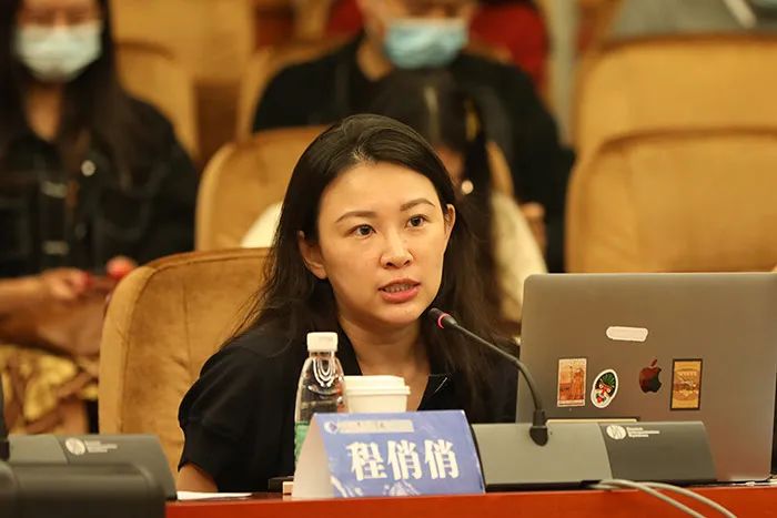 张晓舟首先发言,他从去年到塔城认识一个可爱的4岁达斡尔族小姑娘